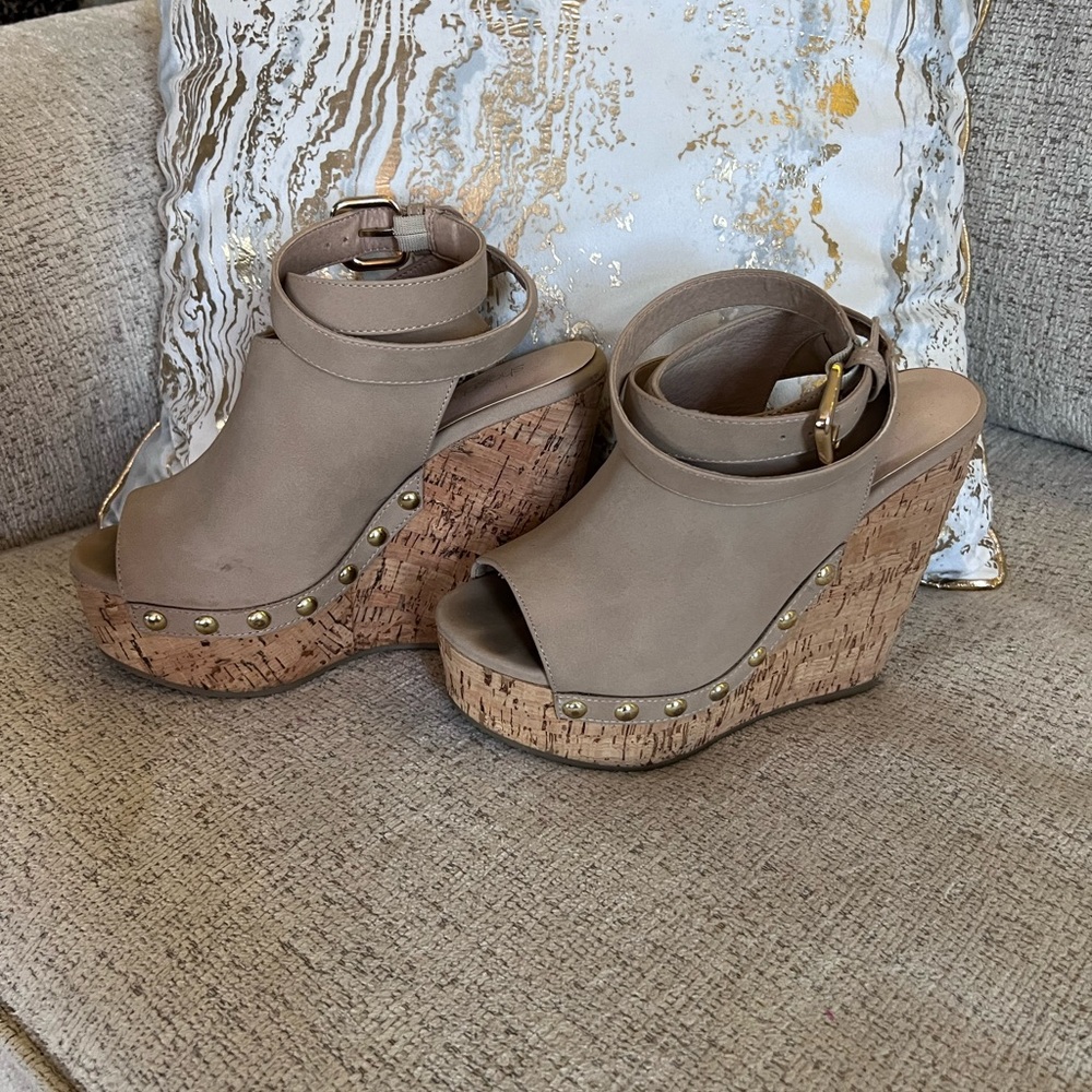 Shoe dazzle tan cork wedge heels with ankle buckle and gold detail, size 6